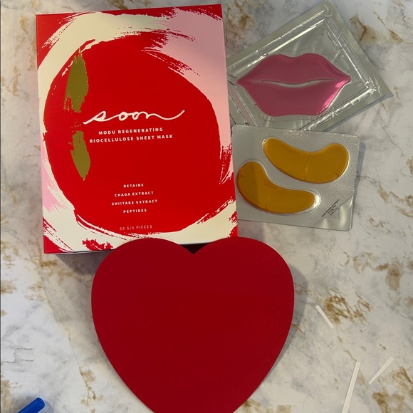 👄 GALANTINE GLOW BAG🥰 VALENTINES DAY KOREAN BEAUTY BUNDLE Skincare and Candy - Picture 2 of 5